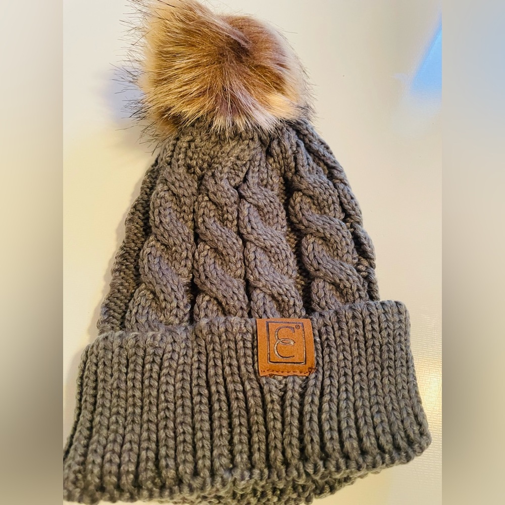 Elegant Cable Beanie With Pom Trendy Label Patch